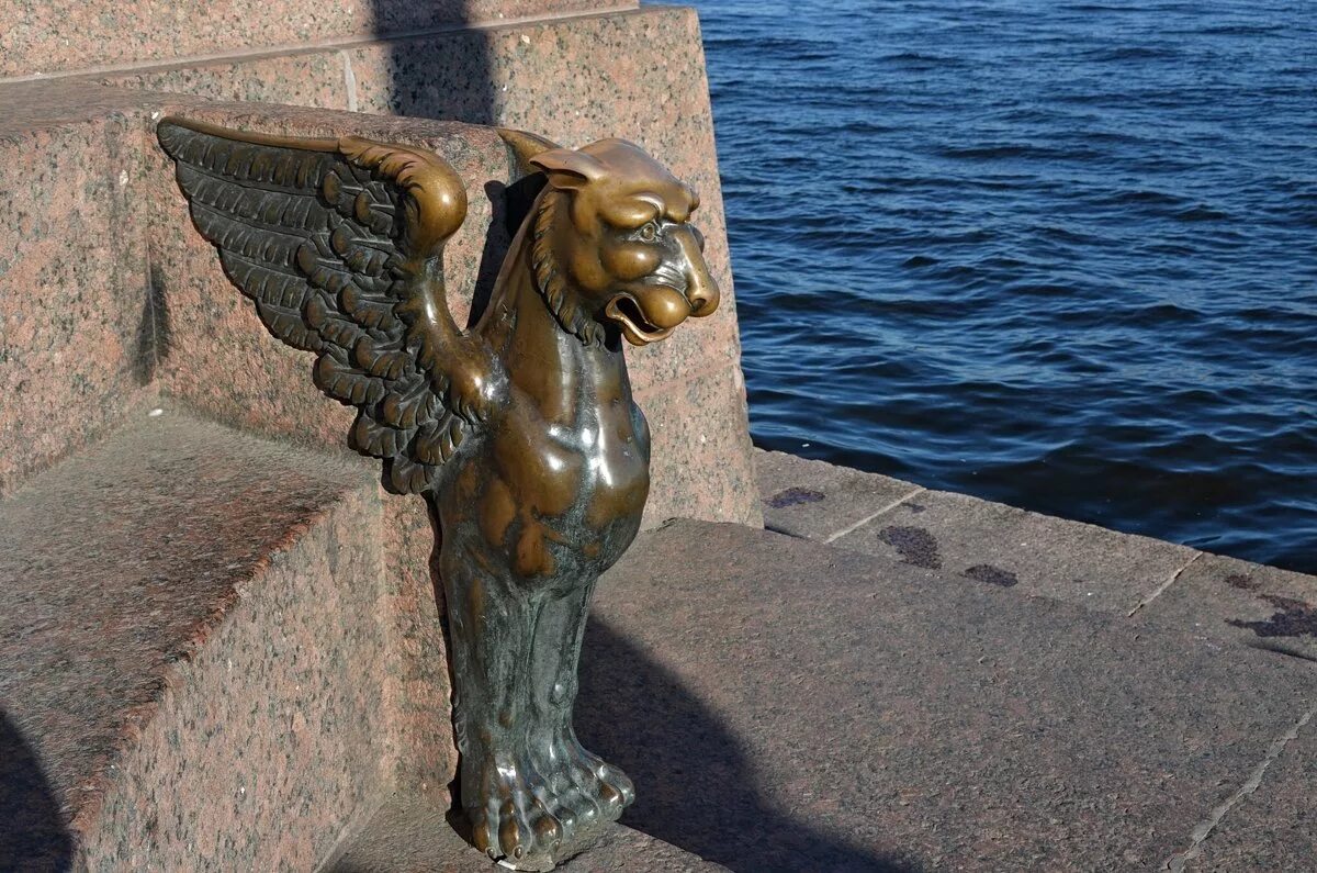 грифоны у академии художеств. грифон у академии художеств в санкт-петербурге. грифоны в санкт-петербурге на университетской набережной. горгулья архитектура питер. сфинксы и грифоны.