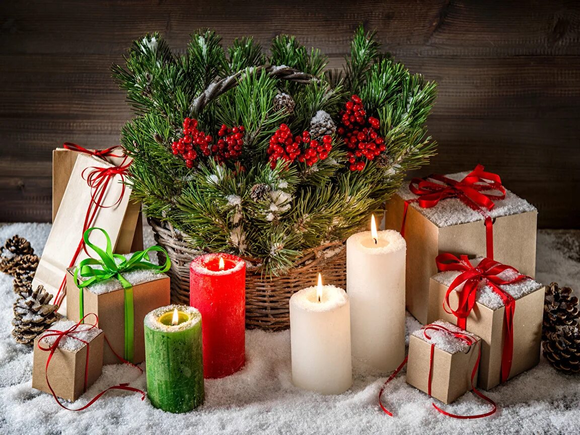 подарки под ёлкой. подарок на новый год. новогодние подарки. гора подарков. подарки под ёлкой.