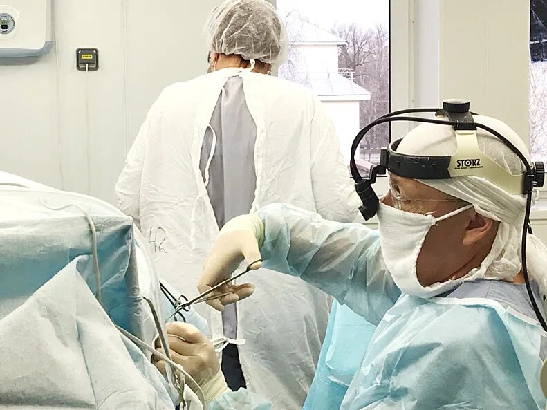 грыжа диска позвоночника поясничного отдела операция. эндоскопическая дискэктомия грыжи позвоночника. эндоскопическая операция грыжи позвоночника. лавровский павел нейрохирург. операция рыча позвоночника.