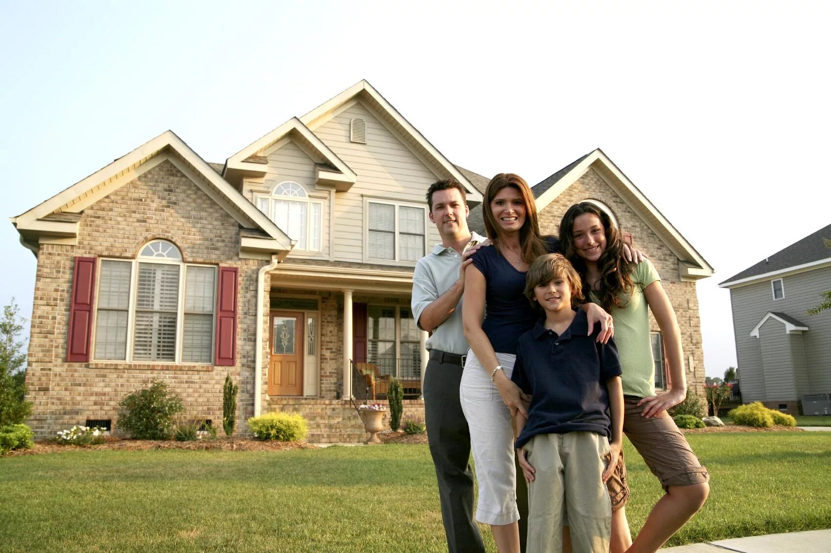 Купить дом молодой семье. Семья в загородном доме. Счастливая семья в доме. Красивый домик для семьи. Счастливая американская семья.