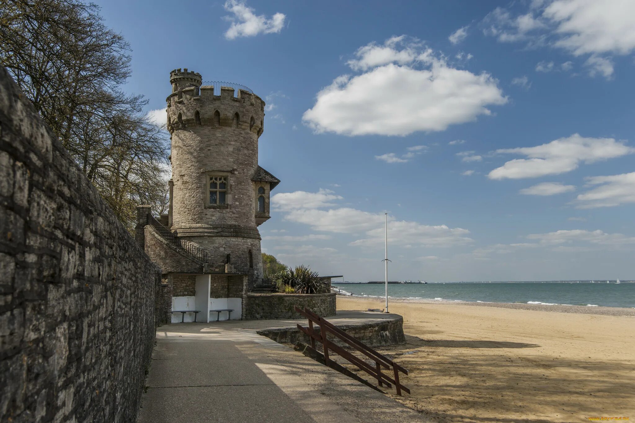 6 Beach in the Town a Castle and a beautiful River any good shops here.