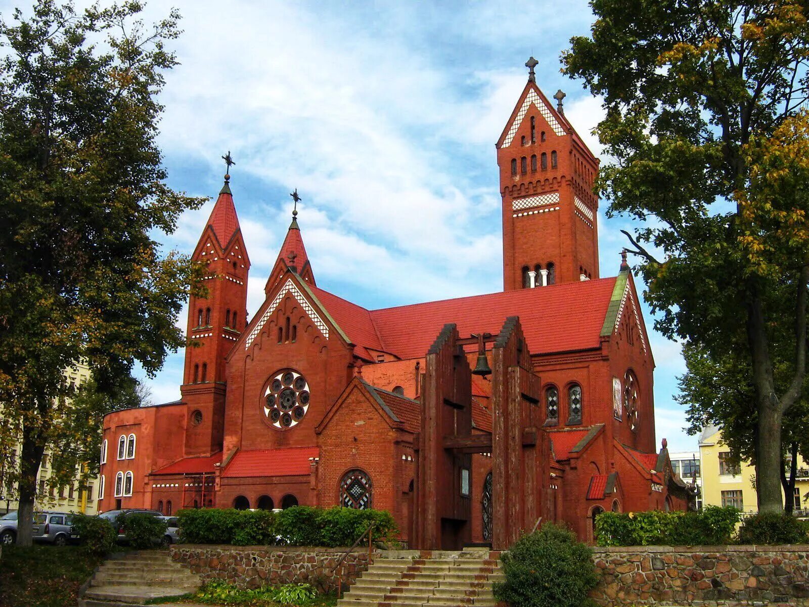Минск красный костел площадь независимости. Католический собор в минске. Костёл святого симеона и святой елены. Костел святых сымона и алены. Костелы минска службы.
