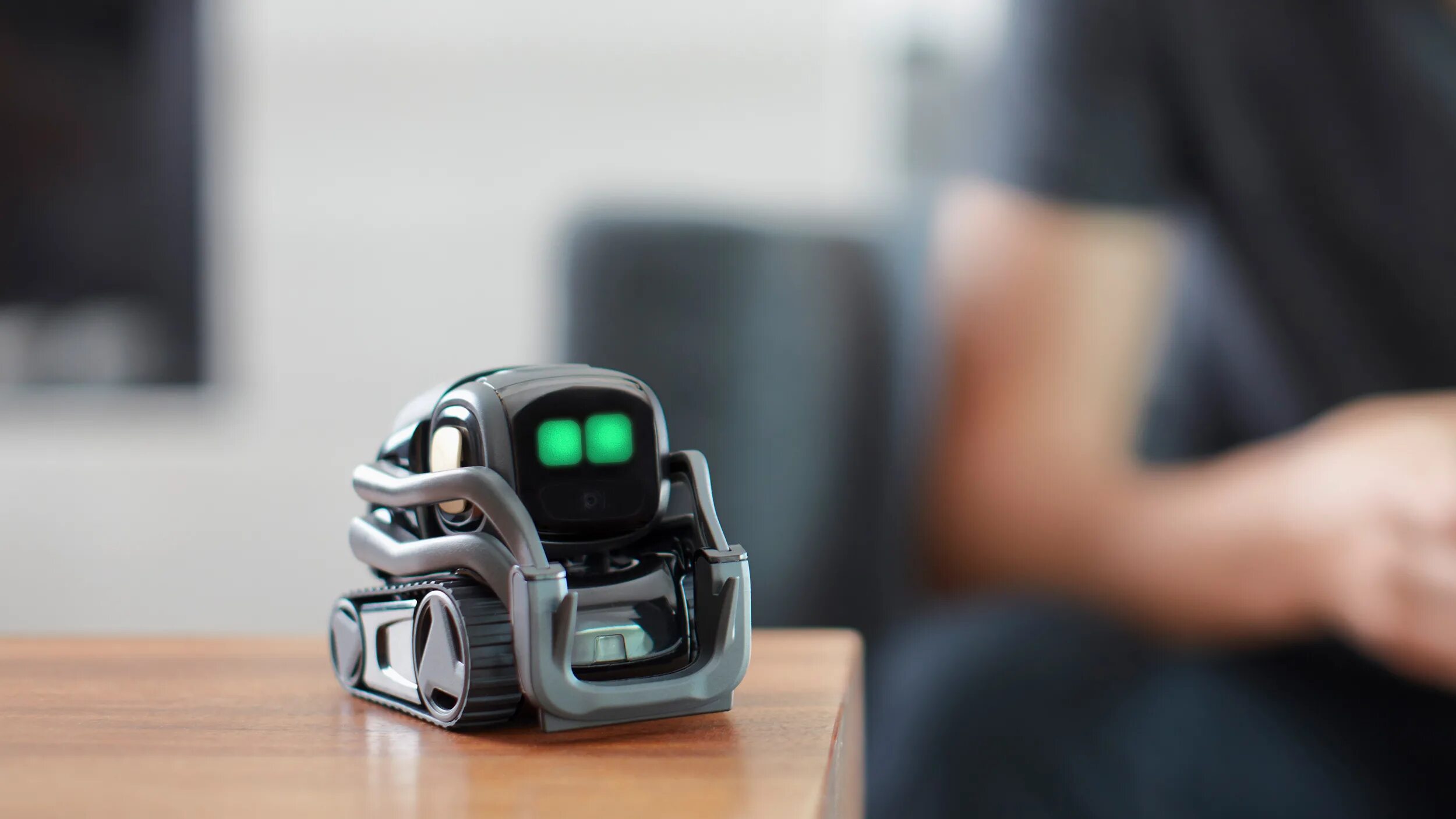 Маленький квадратный робот. Робот anki vector. робот козмо и вектор. робот cozmo вектор. anki cozmo и anki vector.