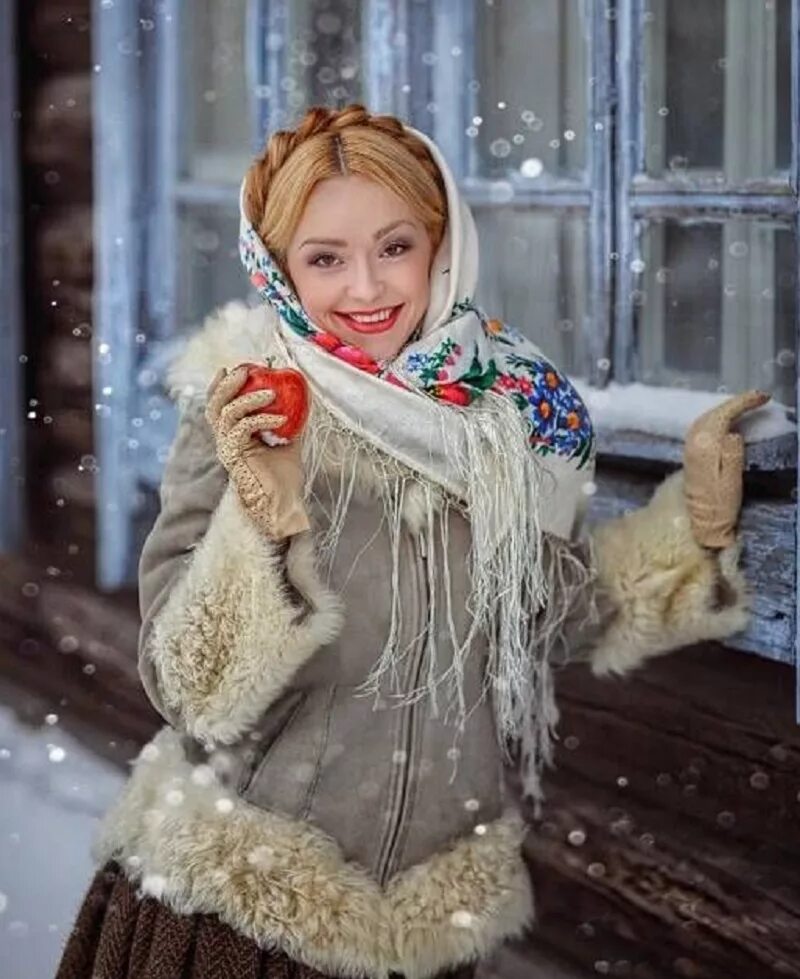 Платок барыня. Русская девушка в платке зимой. Фотосессия в стиле русской красавицы. Фотосессия в зимнем стиле. Зима девушка в платке.