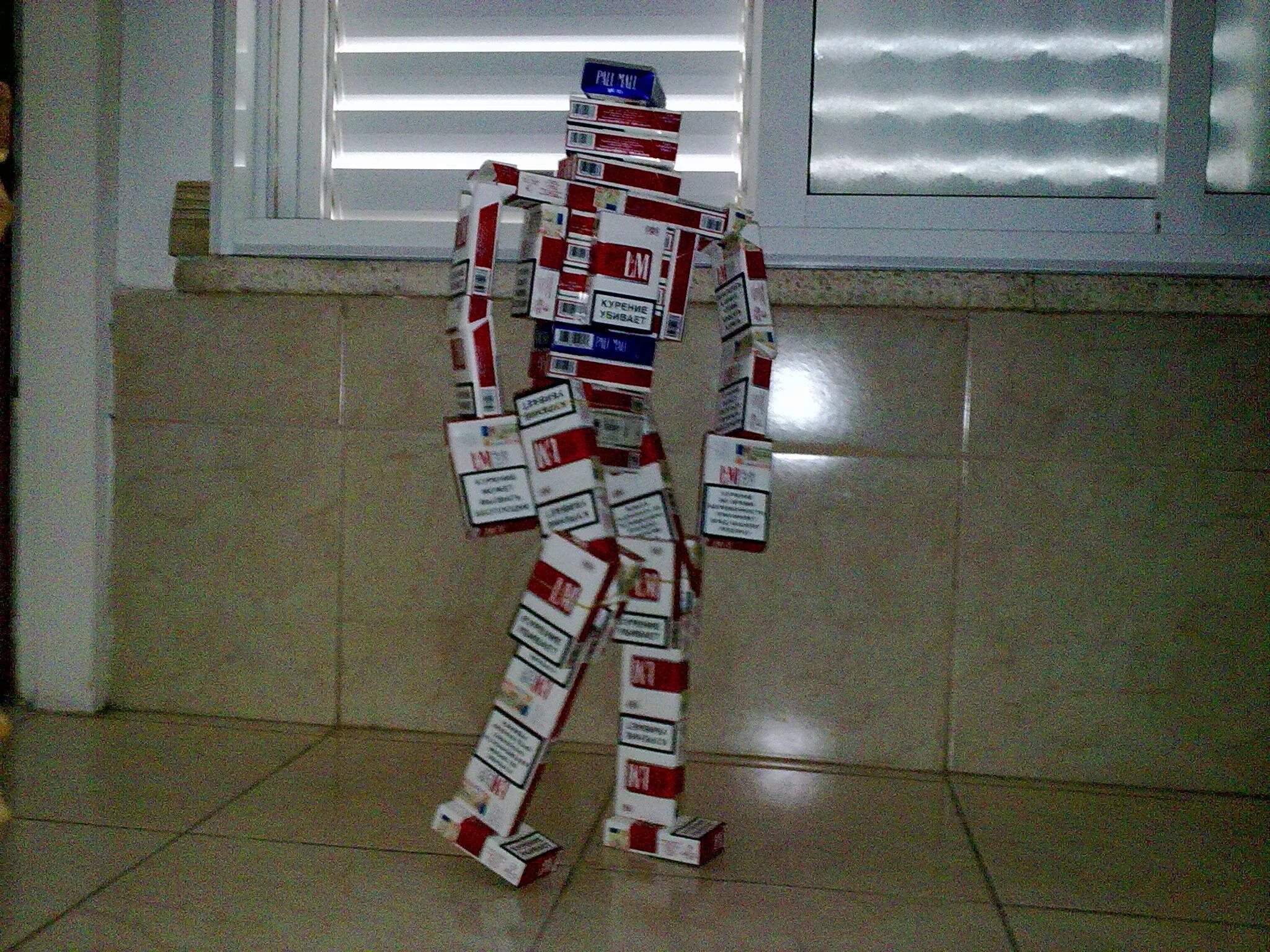 танк из сигаретных пачек. робот своими руками. робот из пачек мальборо. самоделки из сигарет. фигурки из пачек сигарет.