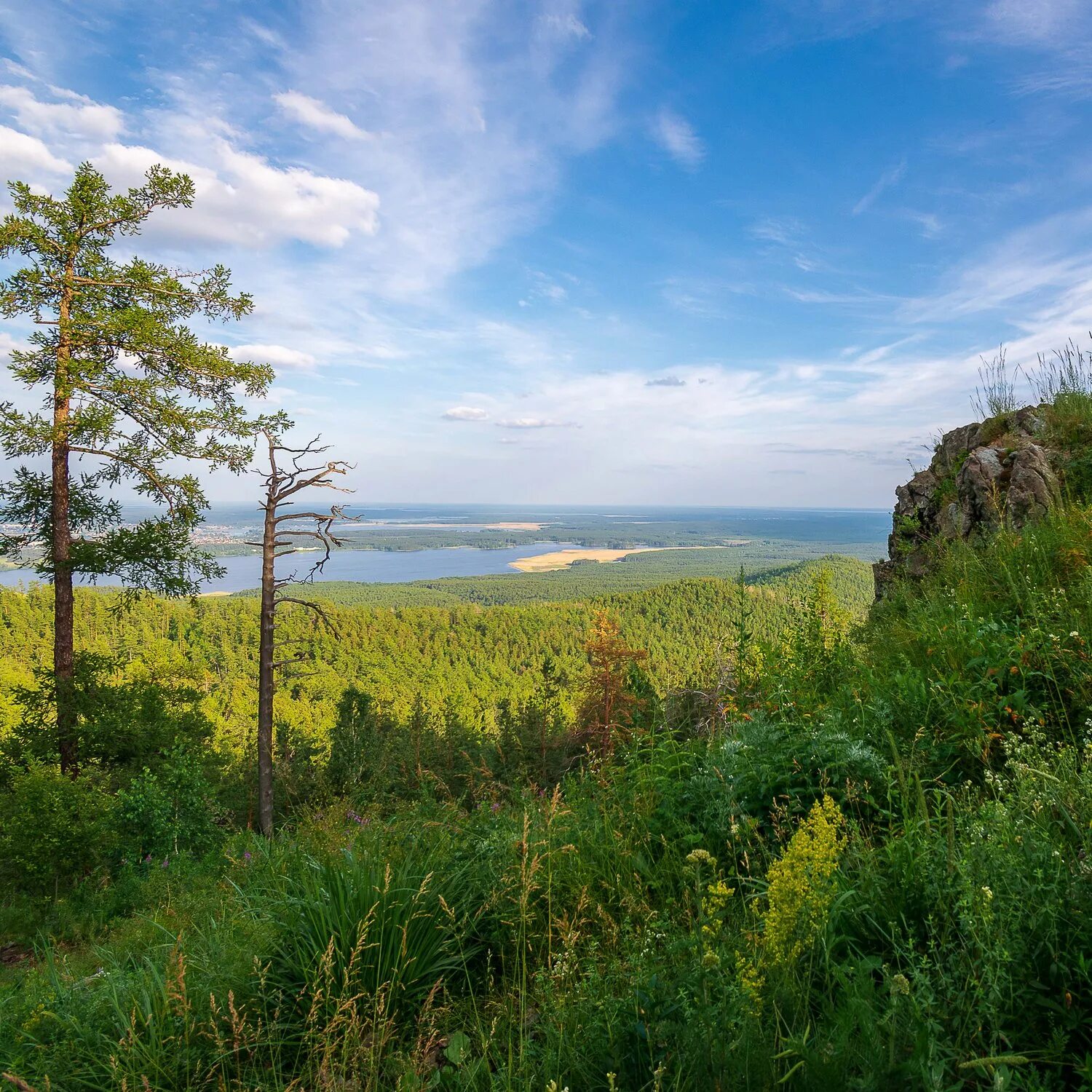 Гора сугомак челябинская область. Гора сугомак в кыштыме. Сугомак кыштым. Вид с горы сугомак кыштым. Сугомакская пещера кыштым.