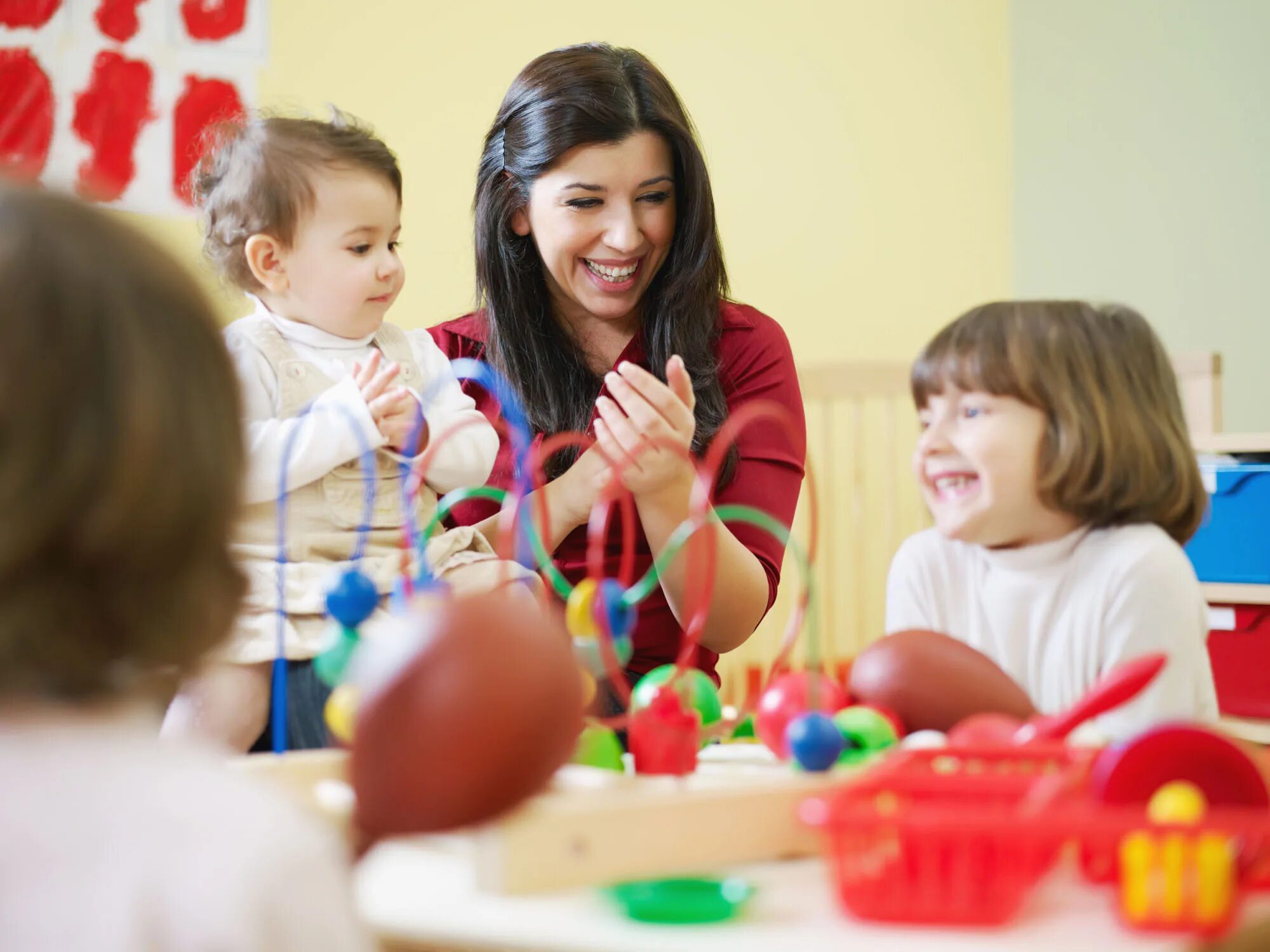 Preschool teachers. Воспитатель с детьми. Воспитатель и дети в детском саду. Счастливые дети и воспитатель. Дети в садике.