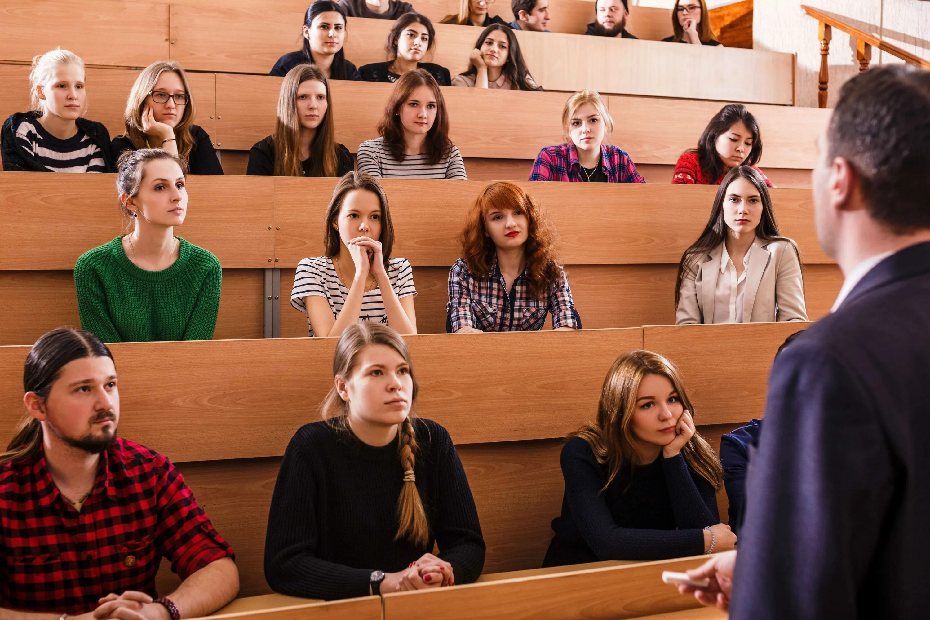 Студенты пришли лекцию. Преподаватель вуза. Педагог в университете. Преподаватель в институте. Лекция в университете.