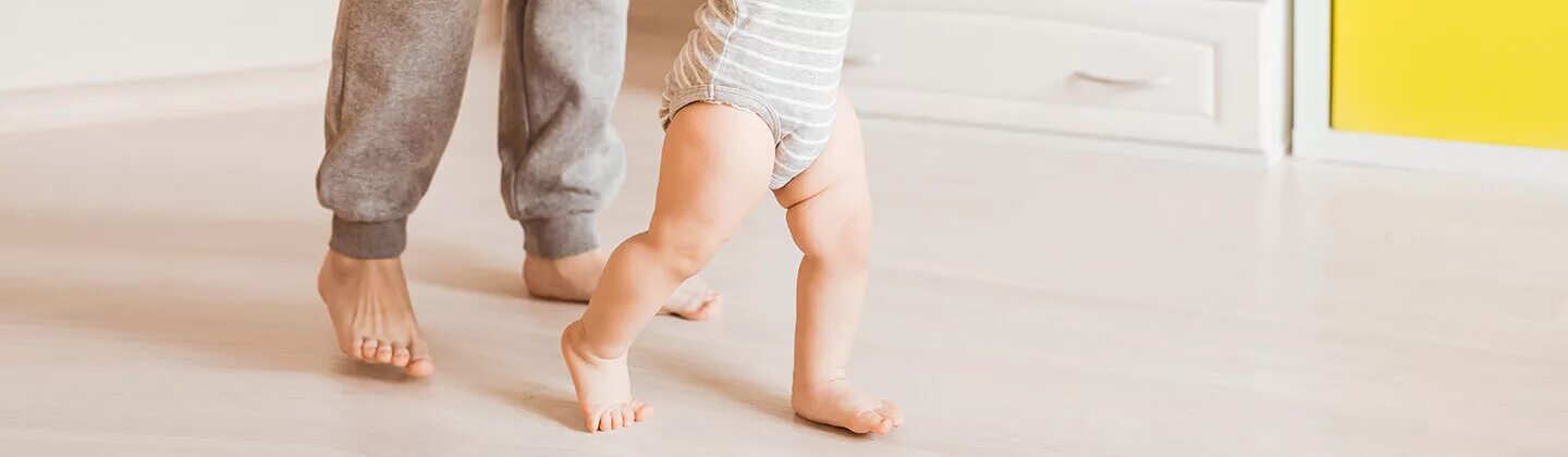 ребенок учится ходить. шаги ребенка. ребенок учится ходить. первые шаги ребенка картинки. ребенок идет.