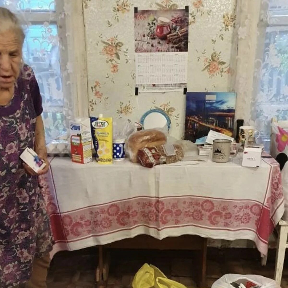 Остановитесь бабушки. Помогает бабушке. Потерялась бабушка. Неравнодушные люди Красавино в контакте. 85 Летняя бабушка живёт на остановке в Казани.