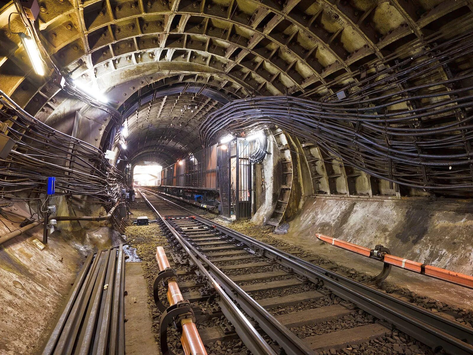 Туннель московского метро. Тоннель метро станция Бауманская. Станция Троице Лыково в метро 2033. Троице-Лыково станция метро. Тоннель метрополитена.