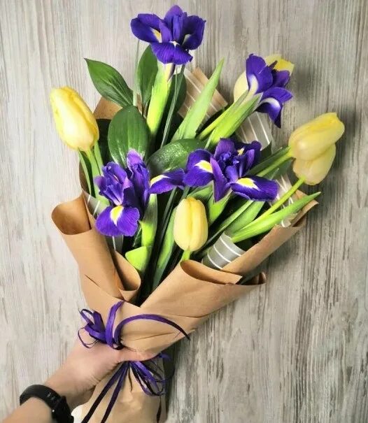 Белые пионовидные тюльпаны букет. Букет из тюльпанов. Сборный букет из тюльпанов. Букет из 4 тюльпанов. Букет из 4 тюльпанов.