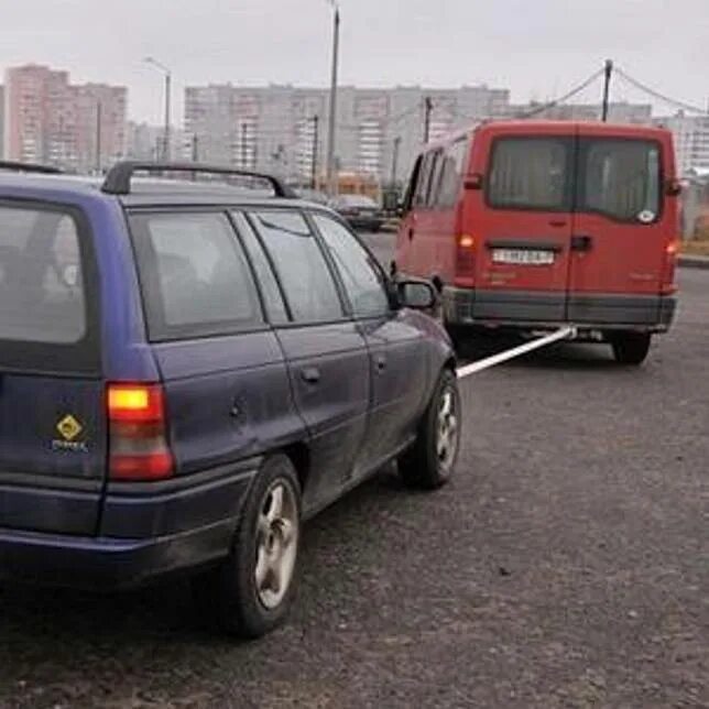 Такси буксировка авто. Буксировка автомобиля. Буксир автомобиля. Фото аварийная сигналы автомобиля. Машина Лада буксирует другую машину.