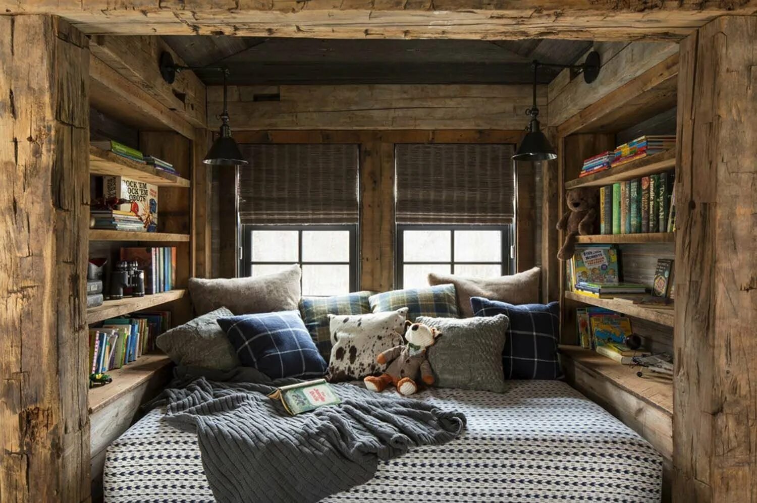 Деревенская комната. Уютная спальня в деревенском стиле. Маленький деревянный домик интерьер. Спальня в рустикальном стиле. Маленькая комната в стиле Шале.