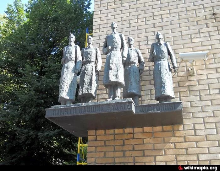 Реквием памятники. Митлянский скульптор памятник-реквием ученикам 110 шк. Даниэль митлянский скульптор. Реквием москва. Памятник анне ахматовой в санкт-петербурге.