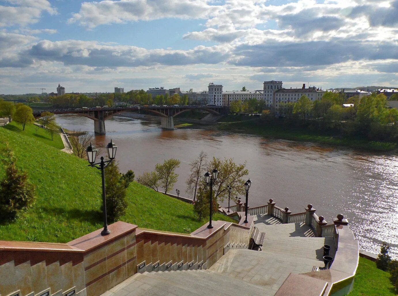 Река двина город. Набережная Западной Двины Витебск. Река Западная Двина Витебск. Витебск река Двина. Набережная реки Двины Витебск.