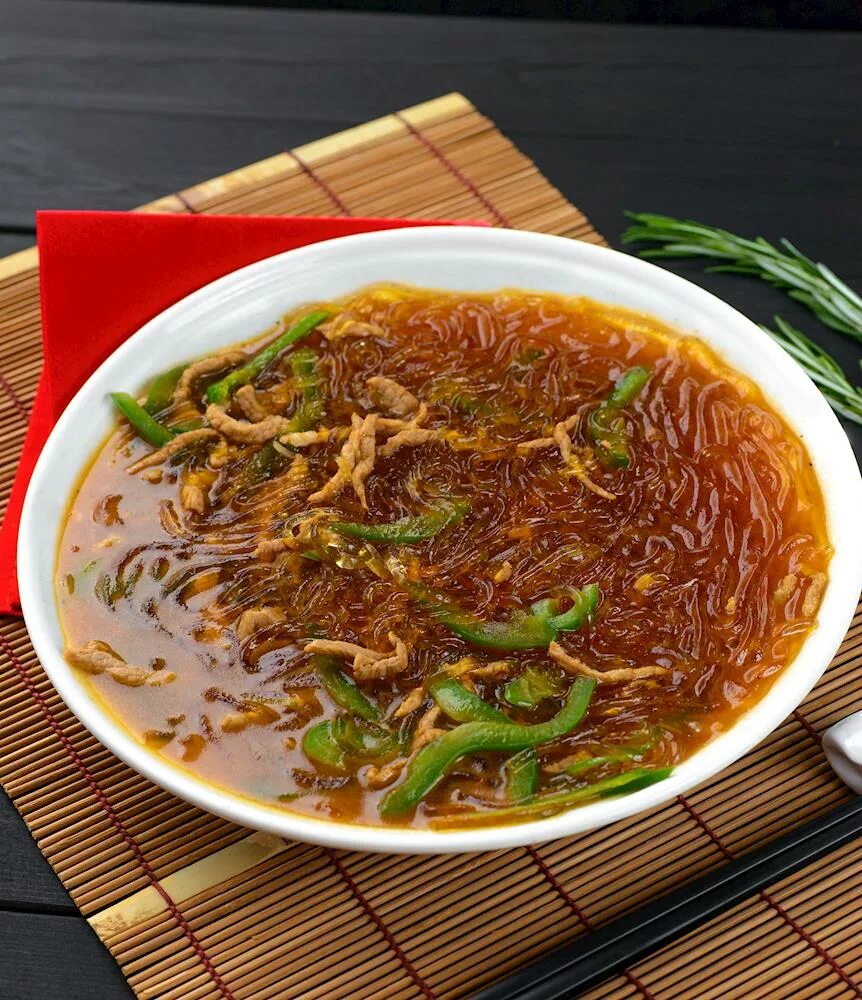 Крахмальная лапша. Китайская лапша в светофоре. Крахмальная лапша тонкая китайская. Лапша китайская крахмальная толстая. Крахмальная лапша со свининой.