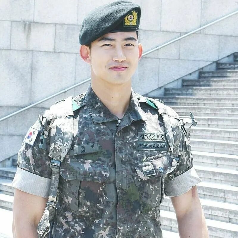 Ok Taecyeon 2pm карточки. Южнокорейская Военная форма. Военная форма Кореи. Корейская Военная форма Южная.