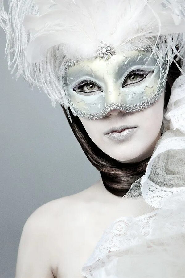 Девушка в венецианской маске. Белая венецианская маска. Девушка в маскарадной маске. Маска маскарадная "белая".