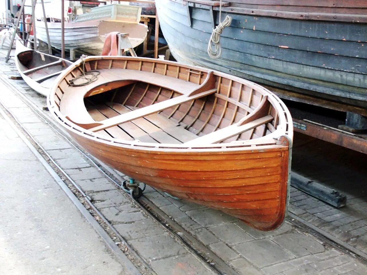 Как называется шлюпка. Лодка деревянная. Красивая деревянная лодка. Деревянный катер. Морские деревянные лодки.