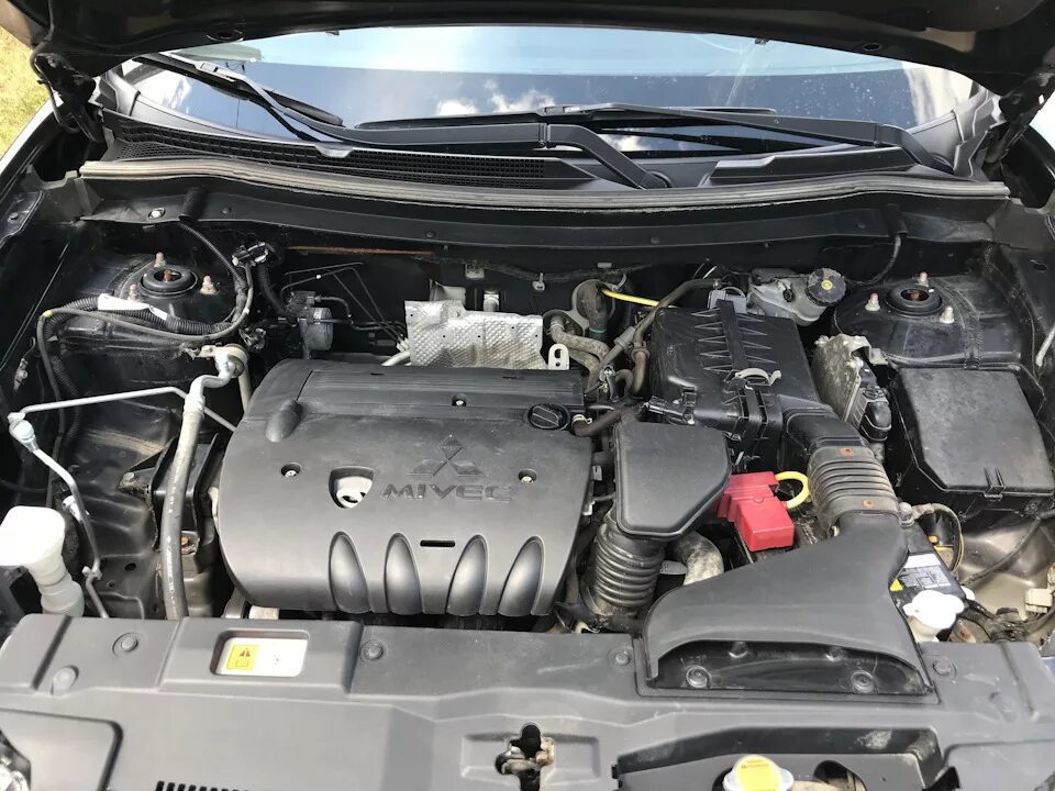 Двигатель 2 литра митсубиси аутлендер. Mitsubishi outlander 3 подкапотное пространство. подкапотное outlander xl 3/0. аутлендер 2008 подкапотка. outlander xl 2012 подкапотное.