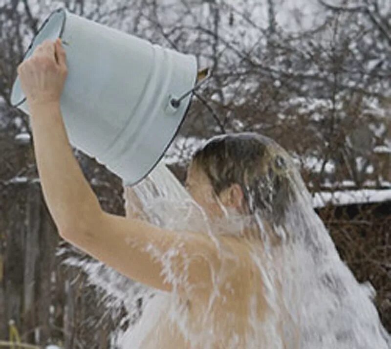 Лечение холодной водой. Обливание холодной водой. Обливание из ведра. Холодная вода. Обливаться холодной водой.