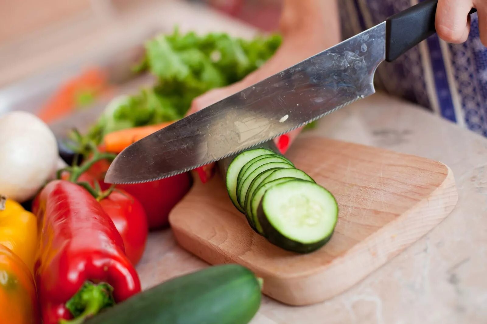 Cutting vegetables. Порезанные овощи. Нарезанные овощи. Разделочная доска с овощами. Нож кухонный овощной.