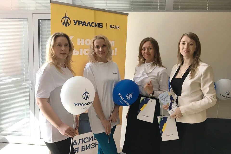 Дресс код в банке уралсиб. Уралсиб сотрудники. Сотрудники банка уралсиб уфа. Офис банка уралсиб. Девушка банк.