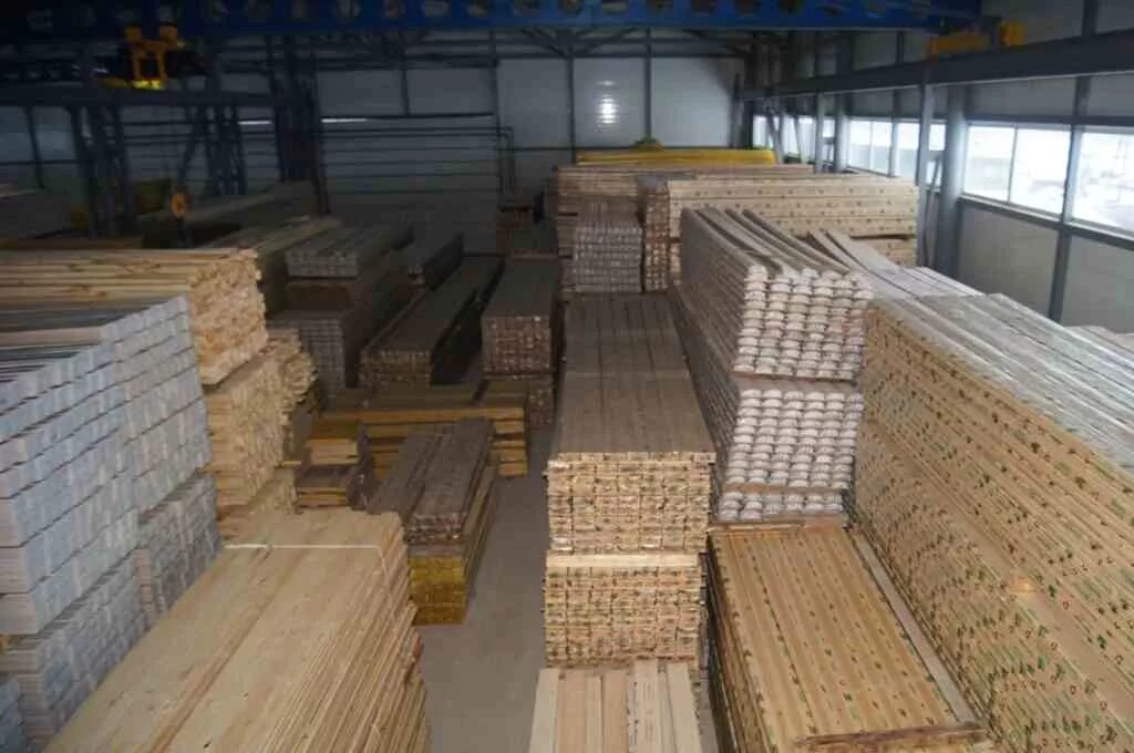 Склад пиломатериалов. Доска опт. Доска липа 50х150х2500. Дерево брус. Древесина строительный материал.