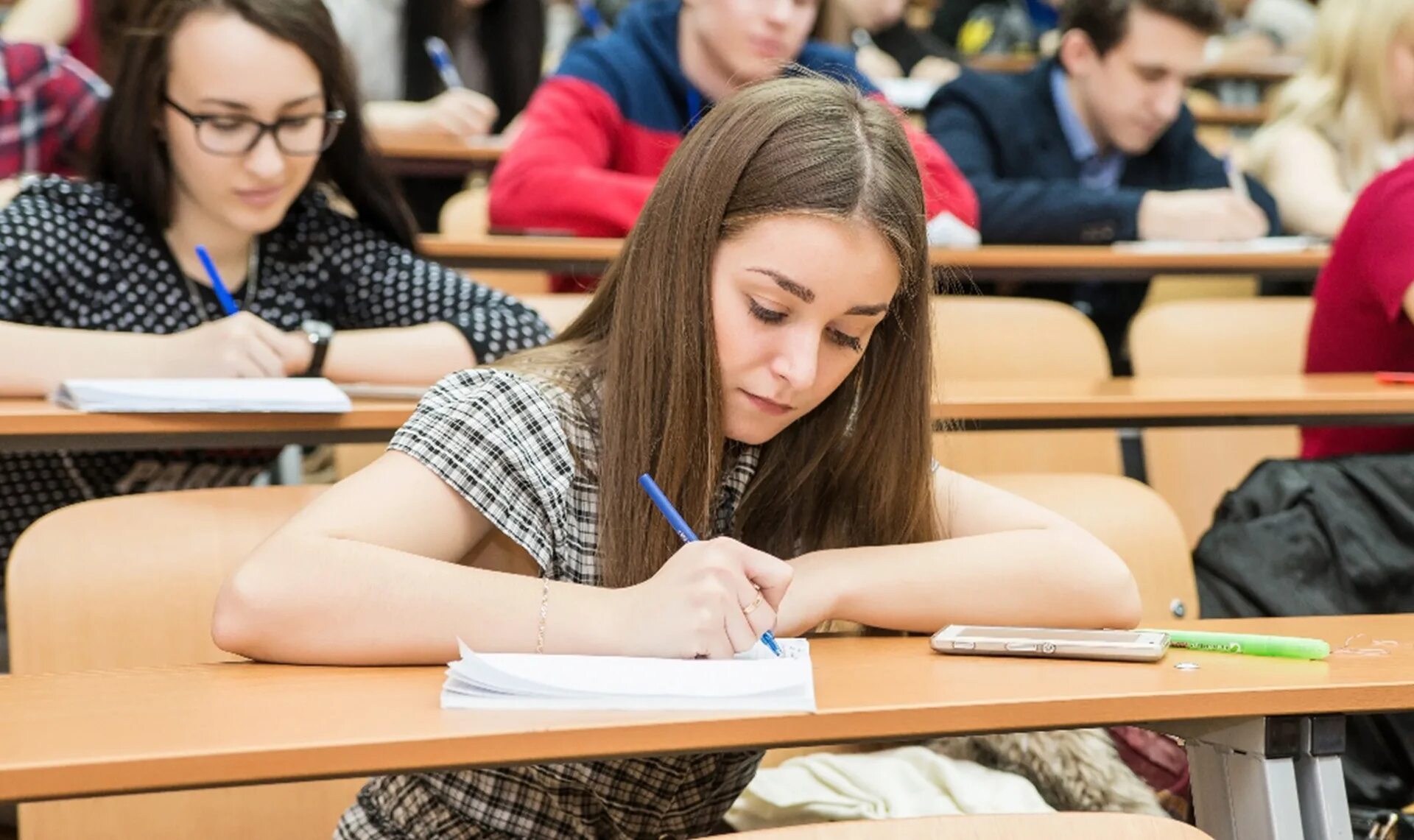 Студенты очная учеба. Студенты в вузе. поступление в вуз. студентка вуза. ученик вуза.