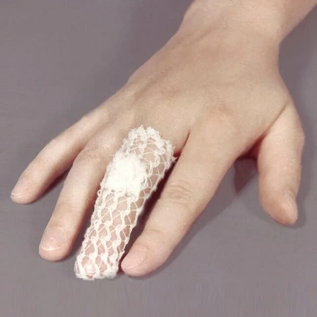 Бинт сеточка для фиксации на палец. Сетка на палец для фиксации бинта. Сетчатый бинт для фиксации на палец. Сетчатый бинт на палец. Эластичный напальчник медицинский.