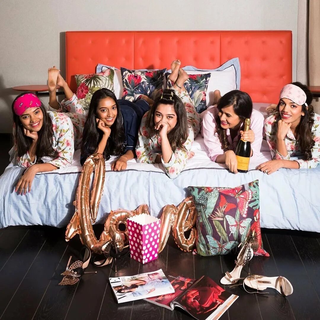 Идеи для пижамной вечеринки. Пижамная вечеринка декорации. Комната для пижамной вечеринки. Пижамная вечеринка стол. Посиделки с подругами.