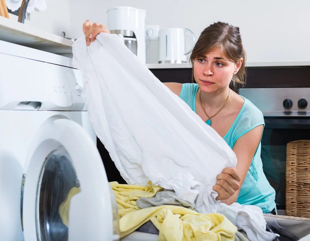 Женщины в грязном белье. Linen washing. Человек с грязным бельем. Женщины в грязном белье в ванной. Стирала грязное белье