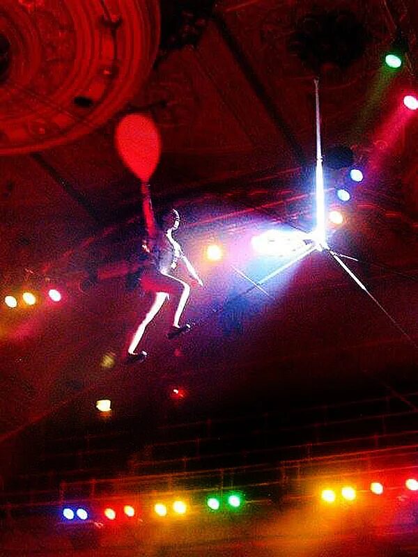 акробат на канате. цирк никулина канатоходцы. жонглер на веревке. костромской цирк медведи канатоходцы. цирк никулина эквилибристы.