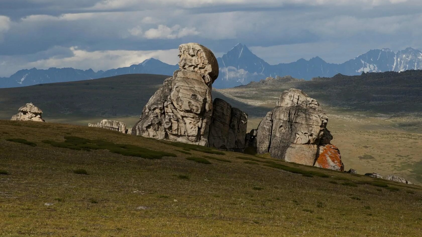 Плато из камня. Мегалиты плато чокпартас. чокпартас алтай. горный алтай мегалиты. высокогорное плато чокпартас алтай..