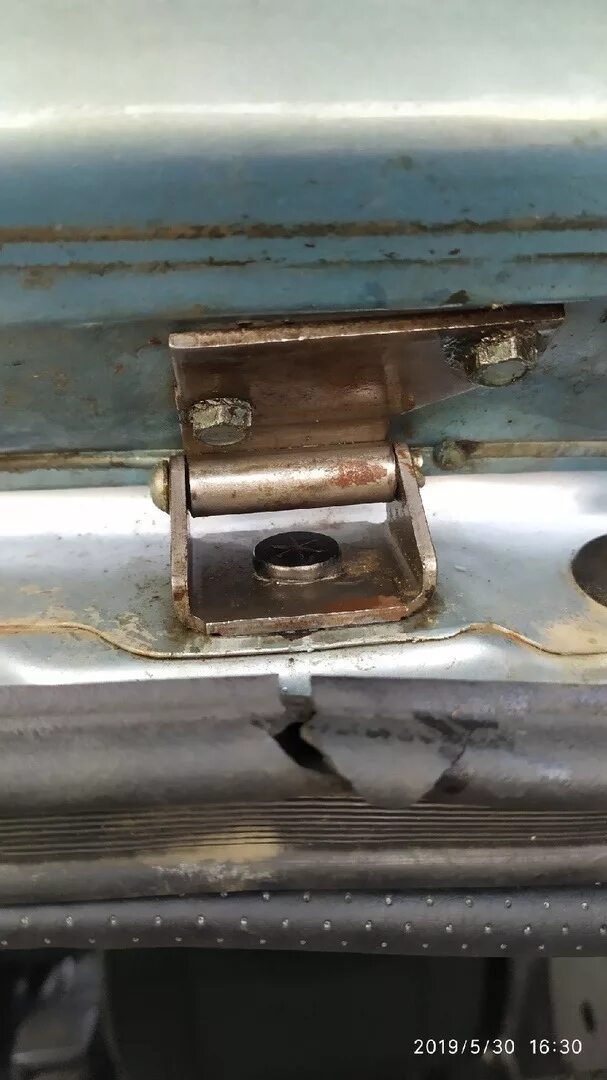 Брякает крышка багажника. Багажник вольво 850. Шкода рапид стучит крышка багажника. Гремит крышка багажника 2109. Дребезжит петля багажника приора хэтчбек.