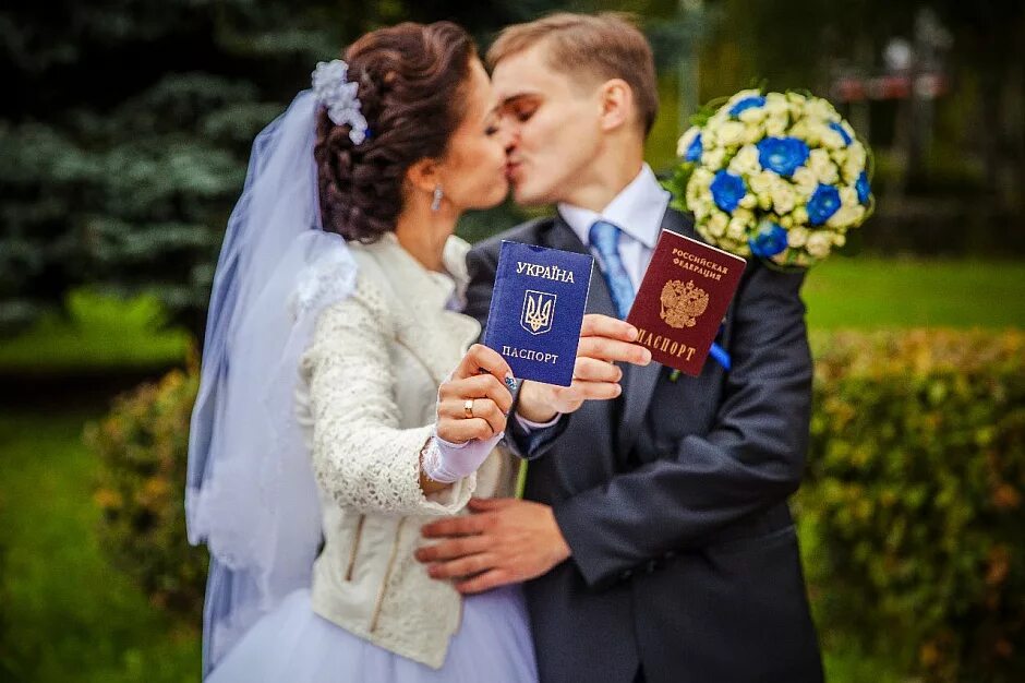 Фотосессия в загсе. С какой стороны стоит невеста от жениха. С какой стороны стоит невеста от жениха. Дворец бракосочетания тамбов. Свадьба загс.