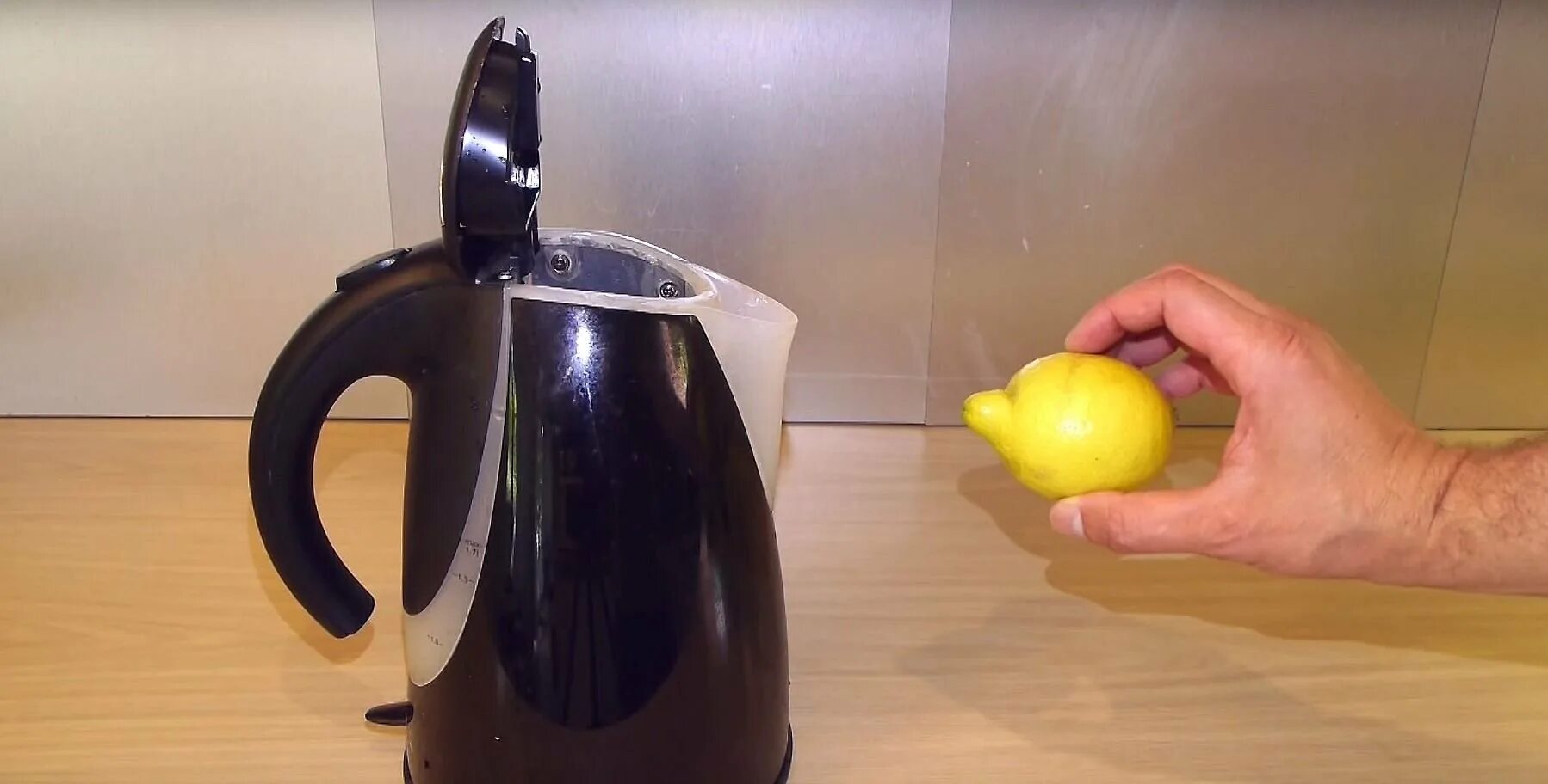 Грязный электрический чайник. Накипь в чайнике. Накипь в чайнике лимонной кислотой. Лимон от накипи.
