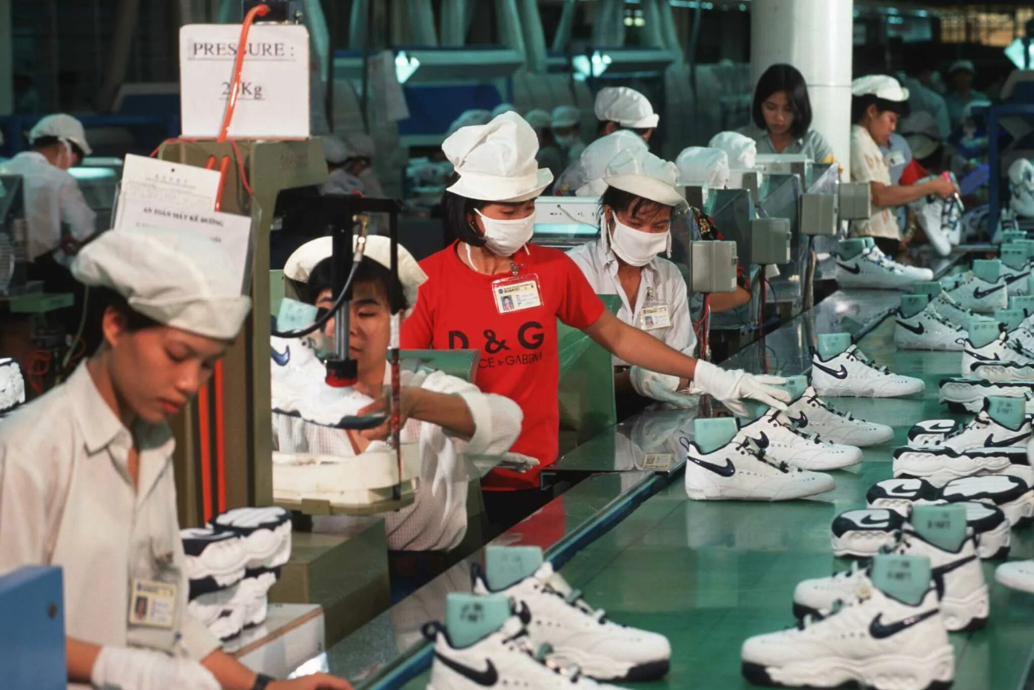 Индонезия завод найк. Фабрика кроссовок найк в Китае. Фабрика найк во Вьетнаме. Вьетнам фабрика кроссовок.
