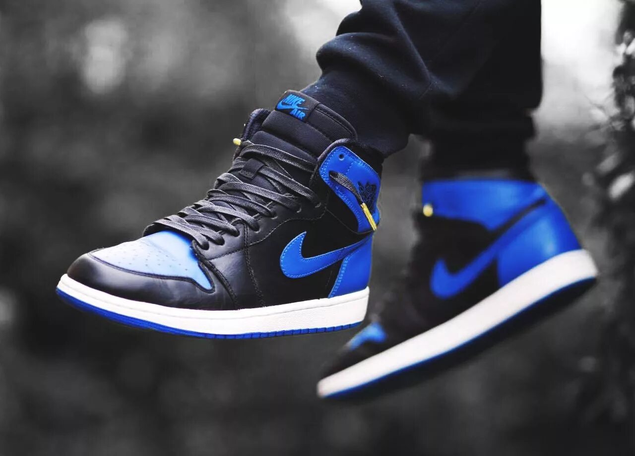 Черно синие найки. Nike Air Jordan 1 Blue Black. Nike Air Jordan 1 Mid Blue Black. Nike Air Jordan 1 Royal Blue. Nike Air Jordan 1 High Blue.