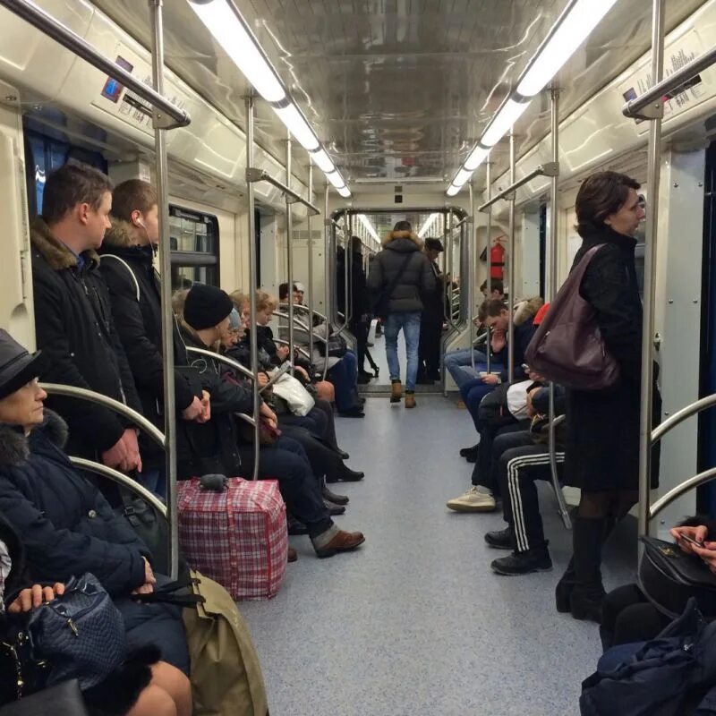 Сколько пассажиров в метро. Метро внутри с людьми. Люди в вагоне метро. Вагон метро. Московское метро вагоны с людьми.