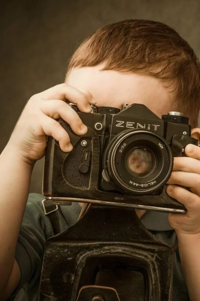 Фотокружок. Фотокружок для детей. Фотокурсы для детей. Малыш с фотоаппаратом. Ребенок фотограф.