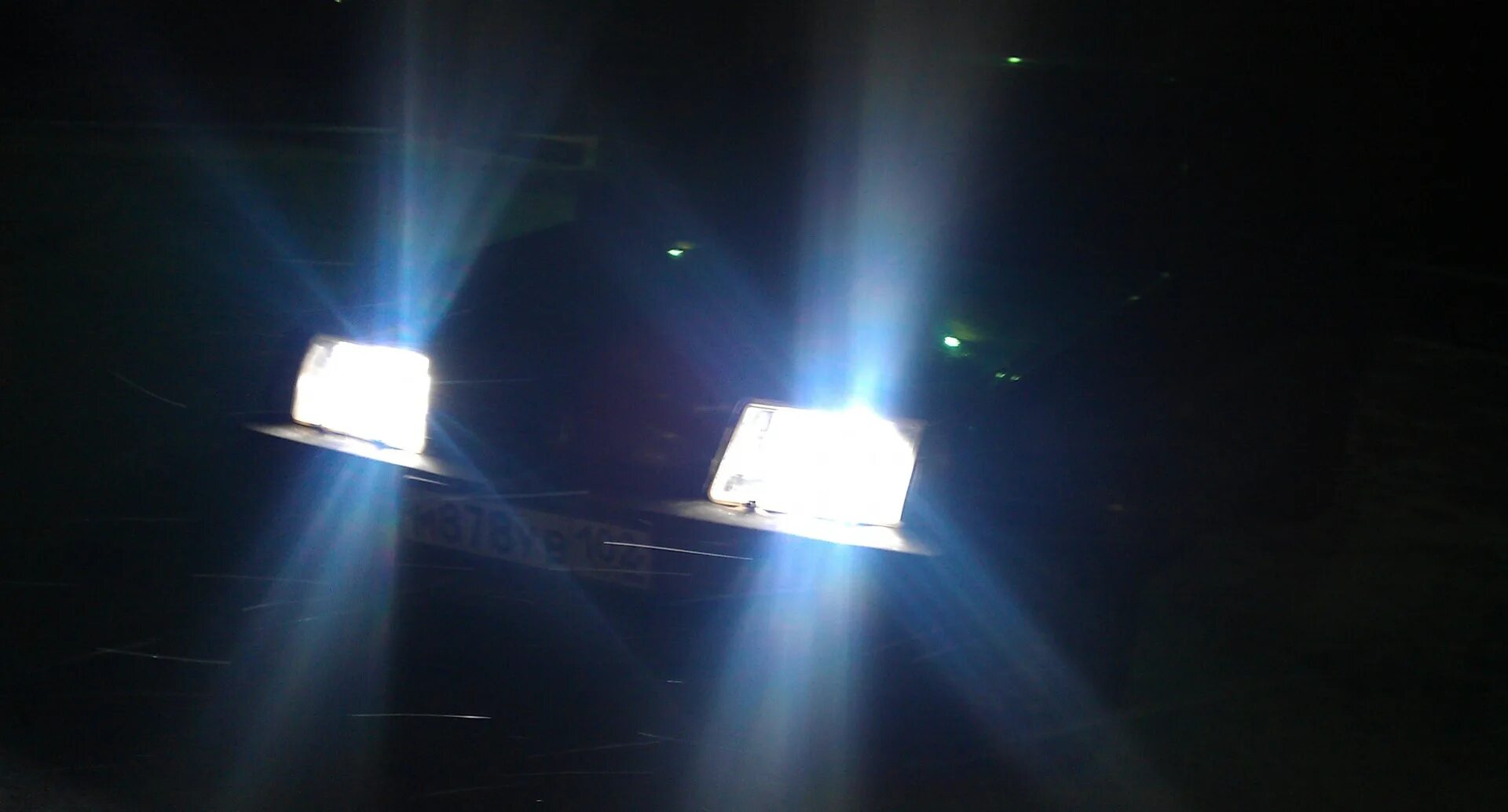 Фары слепят. Настя луч фары слепят клип. Ваз 2110 криво светит дальний свет. Фары слепят у девушек грудь. Найк про фары слепят текст.