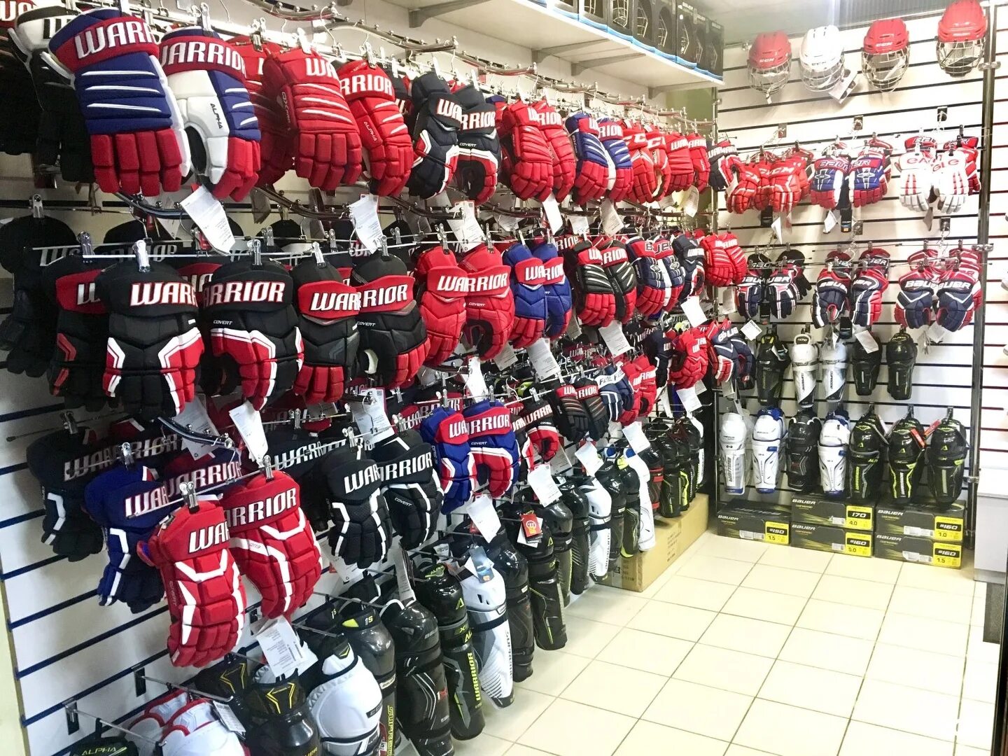 хоккейный магазин уфа ибрагимова 88. центр хоккейной экипировки. хоккей магазин уфа. хоккеист в магазине. хоккейный магазин набережные челны.