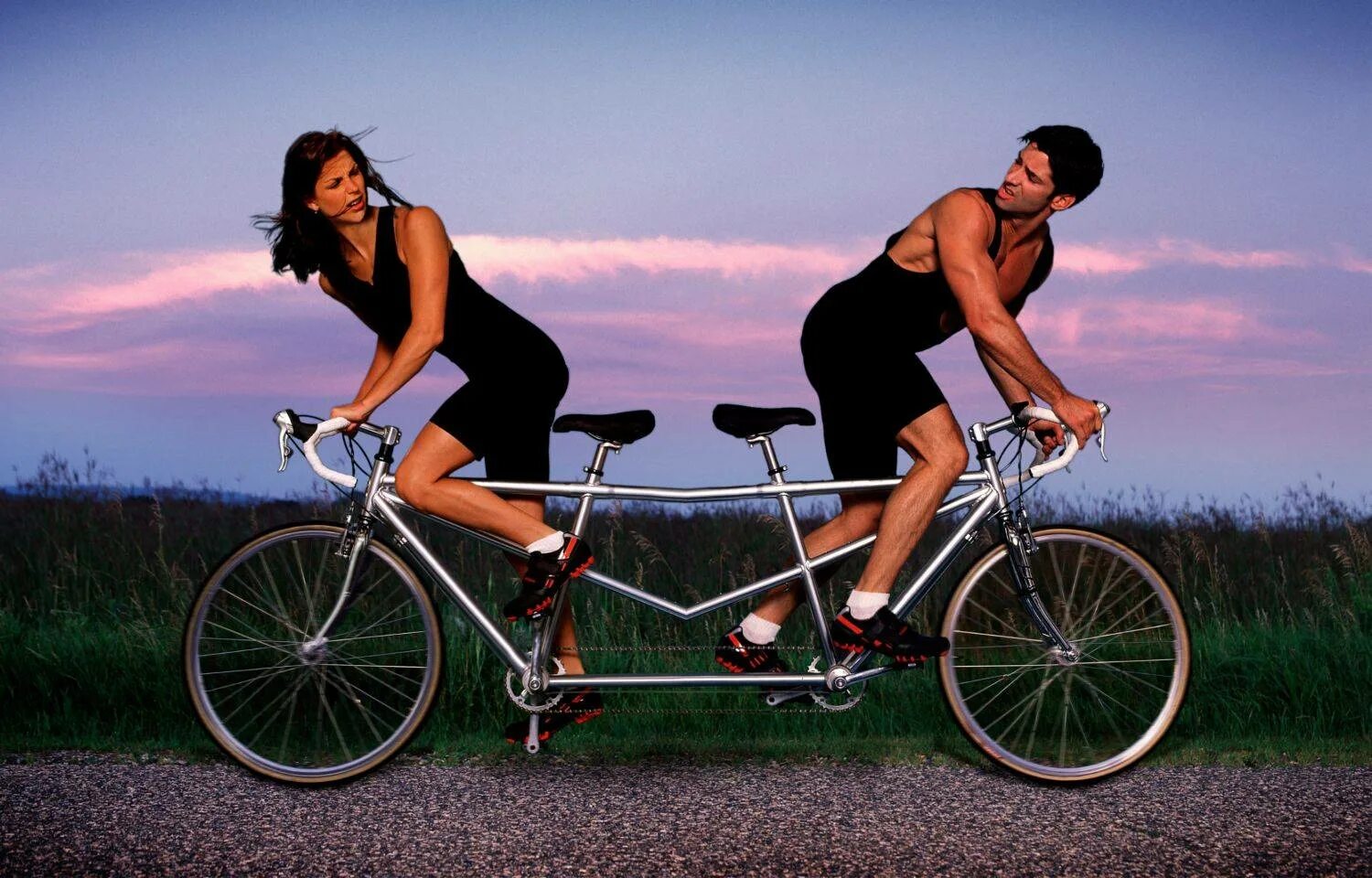 Мужчина иженшина на велосипеде. Парень с девушкой на велосипеде. Велосипед для двоих. Женщина на велосипеде. Сайт для реальных отношений