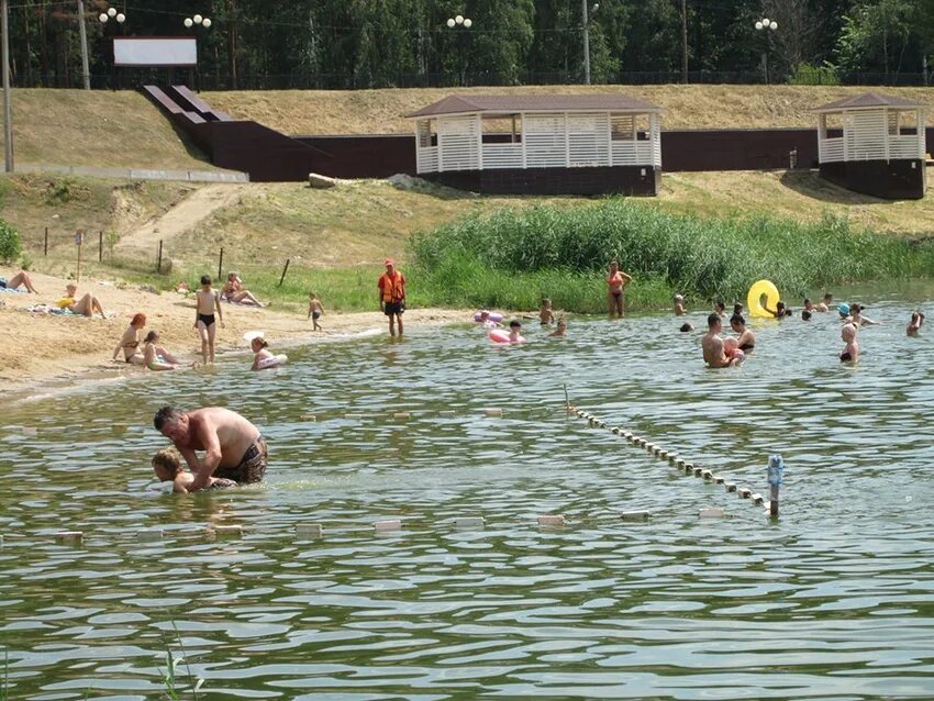 Пляж в Валуйках Белгородской области. На пляже купание. Оборудованное место для купания. Пляж на реке. Зона купания