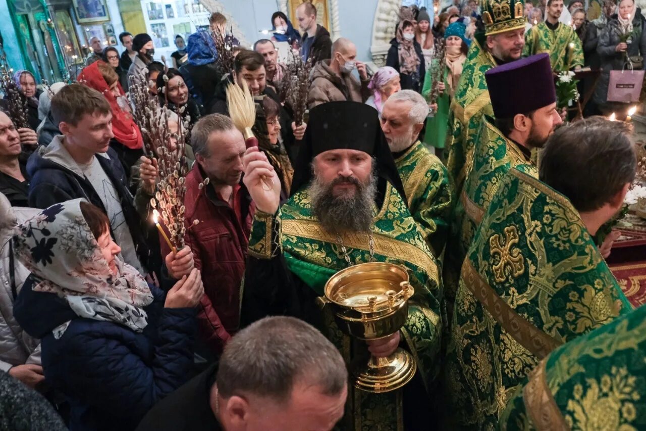 Отделение от русской православной. Освящение вербы в храме. Бородатые прихожане храма. Толпа людей в церкви. В Вербное воскресенье батюшка в церкви.