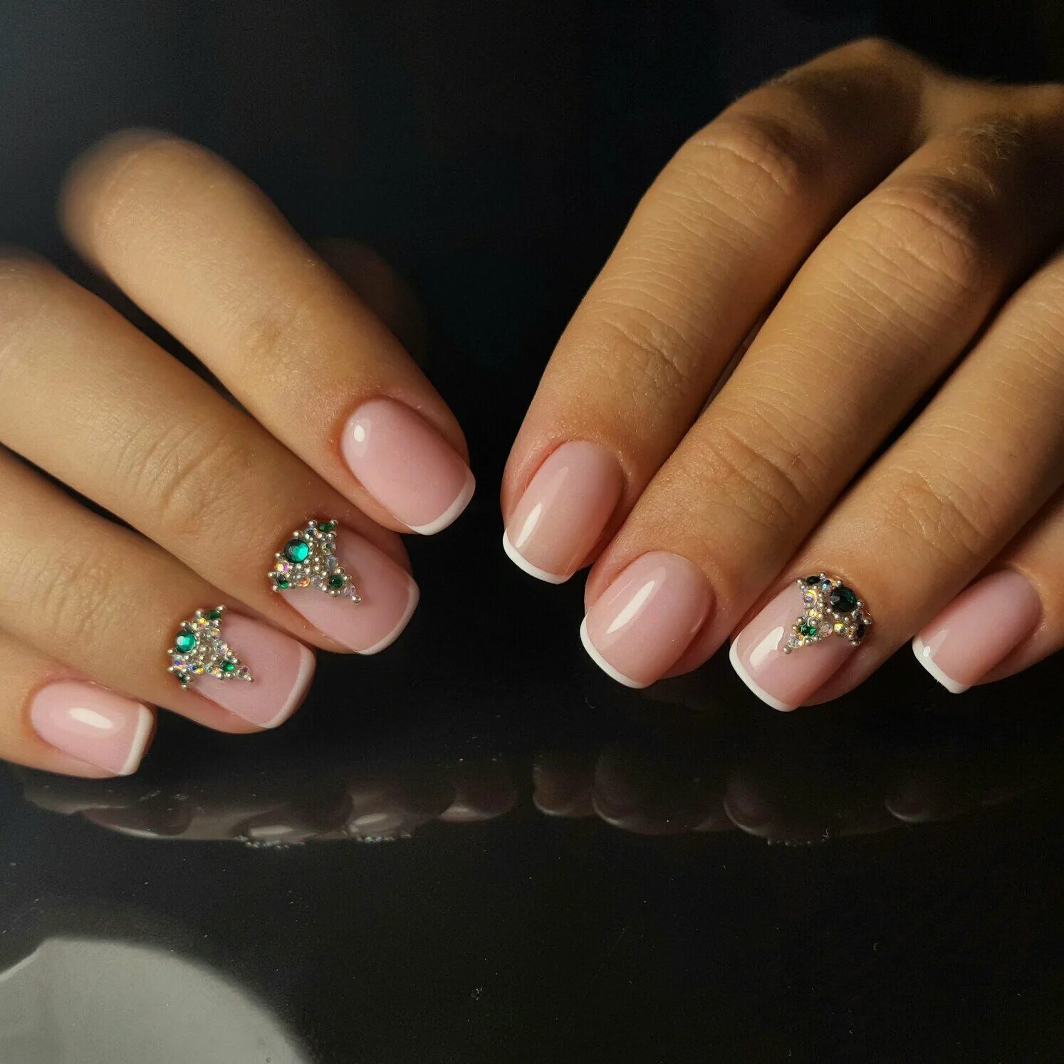 френч с дизайном. френч на короткие квадратные ногти с дизайном. французский маникюр на короткие. френч на короткие квадратные ногти с дизайном. красивый френч.