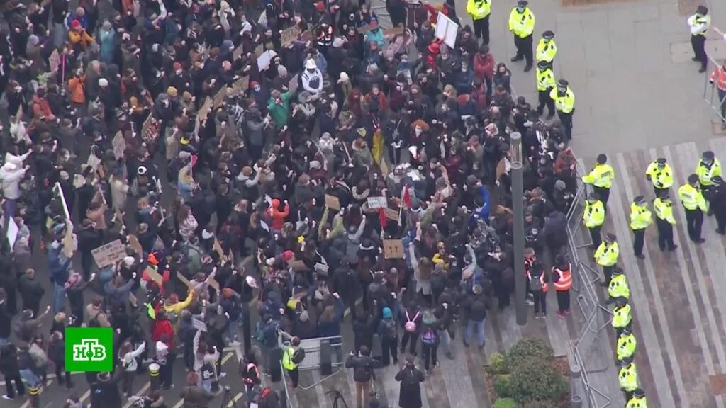 Протест феминистки в Лондоне. Феминистки Бразилии. Митинг феминисток в Бразилии. Парень заехал в центр митинга феминисток