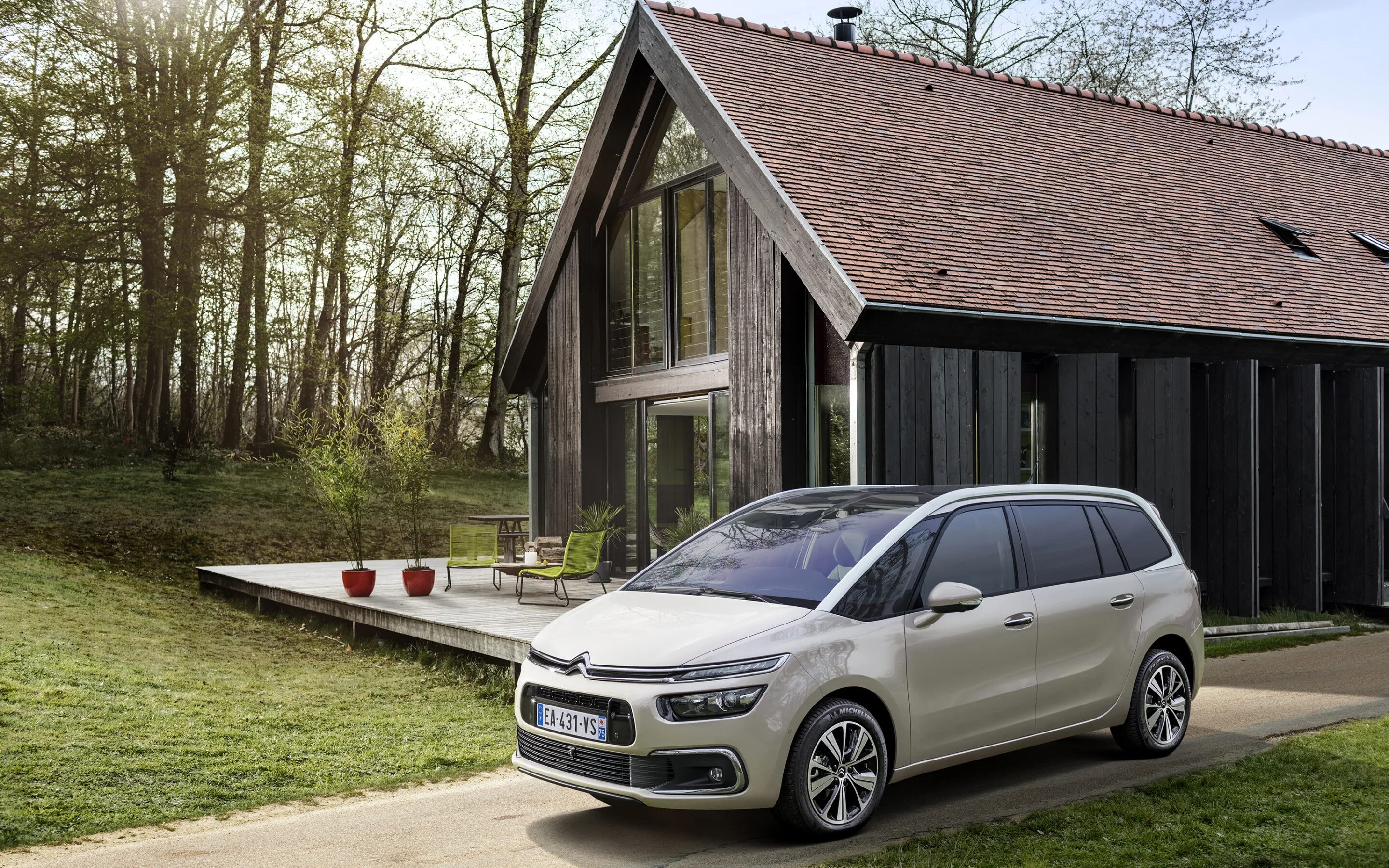 Бюджетный семейный автомобиль. Ситроен с4 Пикассо минивэн. Citroen c4 Picasso минивэн. Ситроен с4 Гранд Пикассо 2016. Citroen c4 Picasso 2016.